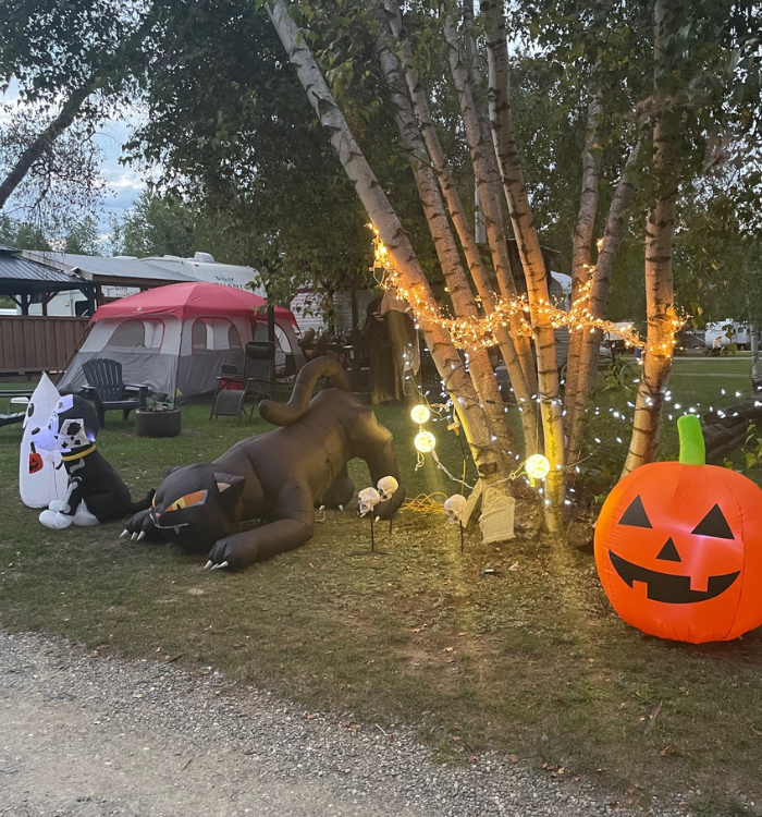 Image d'un terrain de camping avec une tente lors de l'Halloween des campeurs au Camping Lac aux Bouleaux