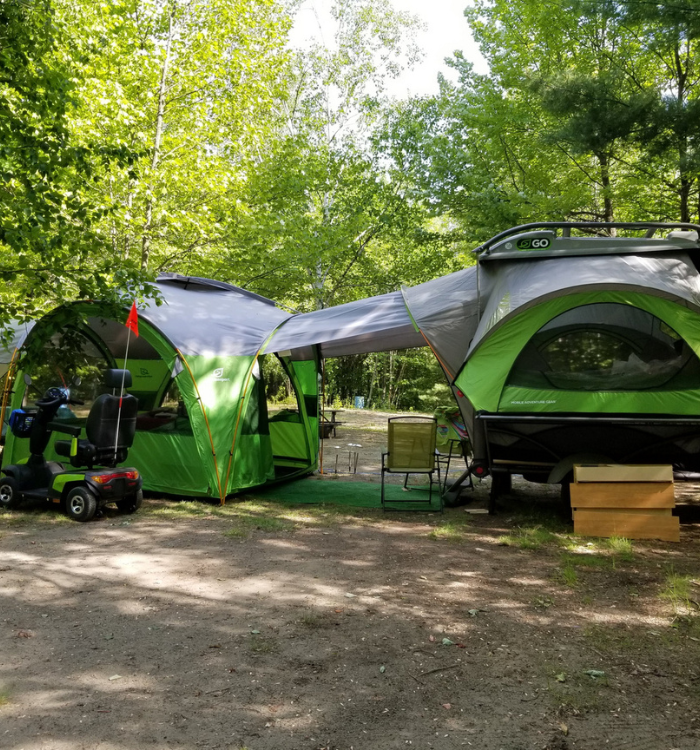 Image d'un terrain de camping et d'une tente au Camping Lac aux Bouleaux