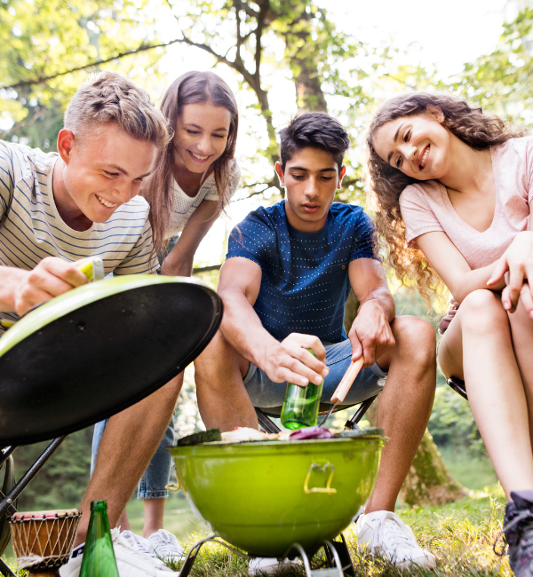 Image d'un bbq entre amis au Camping Lac aux Bouleaux